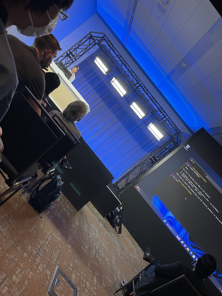 saragibby's tweet image. It’s @beth_panx 🤩 
Getting us all inspired with how easily we can create #ProgressiveWebApps (#PWA) and how to take those to #Windows widgets ✨ #MSBuild