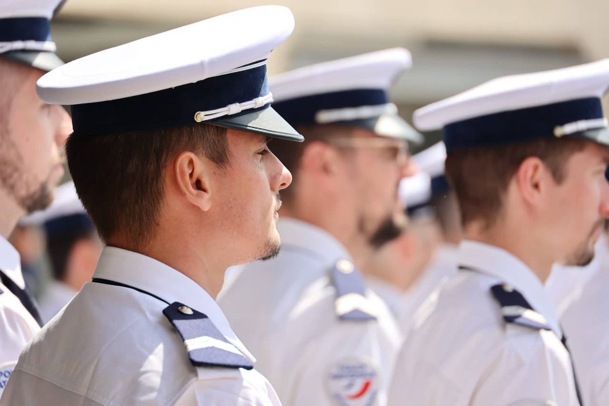 Interieur_Gouv's tweet photo. Manon, Steven et Paul étaient policiers.

Ils avaient fait le choix de servir la France et ont perdu la vie en accomplissant leur mission. Un hommage national leur a été rendu aujourd’hui à Roubaix. https://t.co/pU4ni42SL5