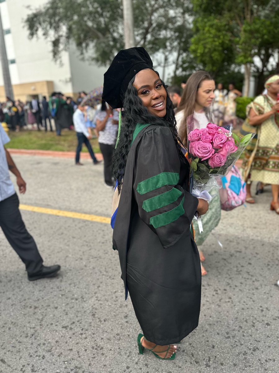 tamaraadjoa's tweet photo. Whoa a doctaa 🙌🏾👩🏾‍⚕️ https://t.co/zBzWvJNMkh https://t.co/oHfXbi2Pmk