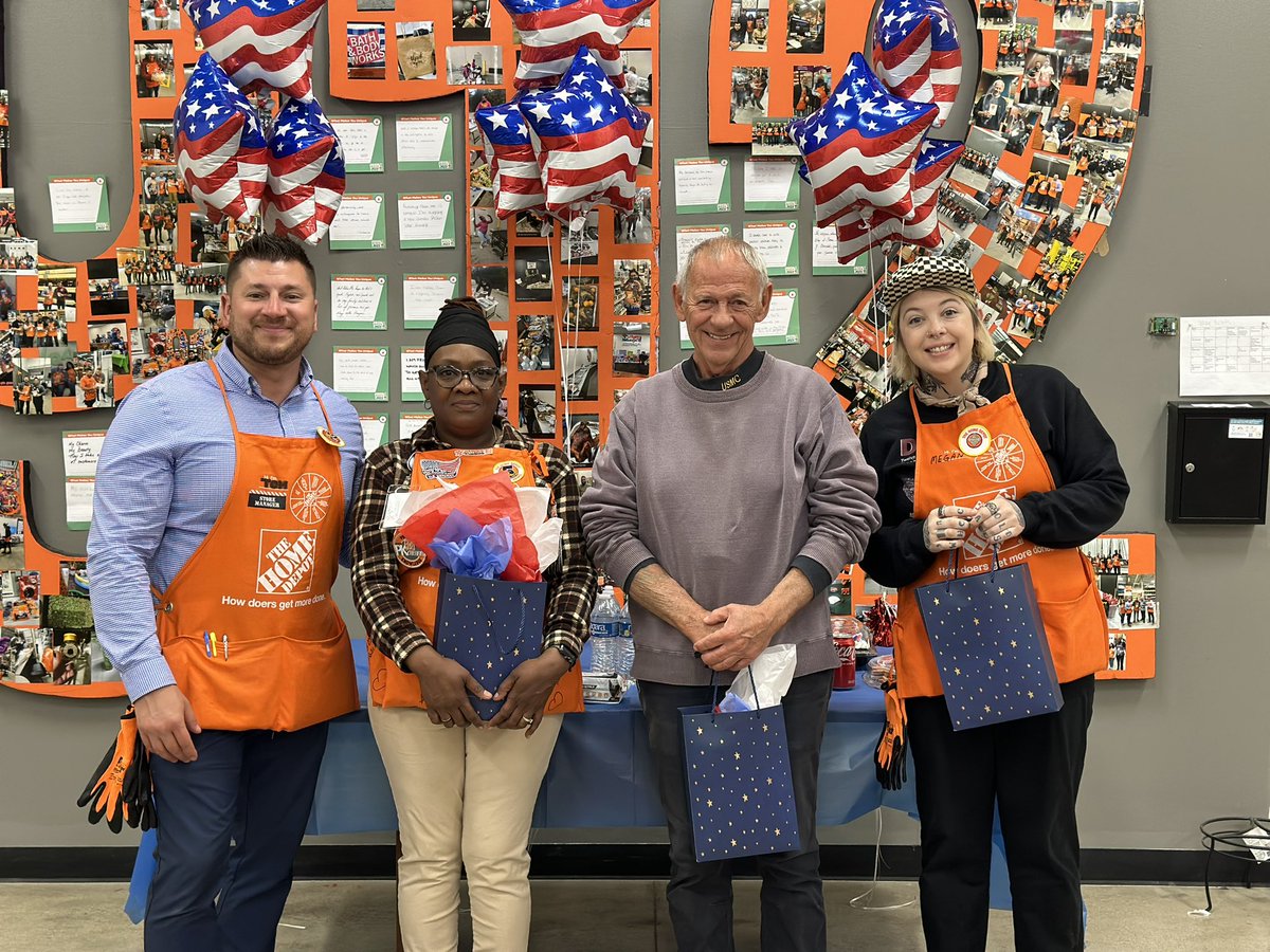 A thank you lunch and gift bag in honor of Military appreciation month. Thank you Sharresse (Army), Michael (Marines), and Megan (Air Force) for your service! @LemmaTony @D65Hutch @LilyGSV @lizwendycis @williejimenez99 #D65 #NorthAve 🇺🇸🇺🇸🇺🇸