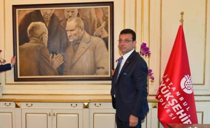 Milleti can kulağı ile dinleyeceksin tıpkı büyük lider Mustafa Kemal Atatürk gibi,  dinlemezsen MİLLET sana kendini dinletir. 
Arkana astığın fotoğrafa bir daha bak ne dediğimi anlayacaksın