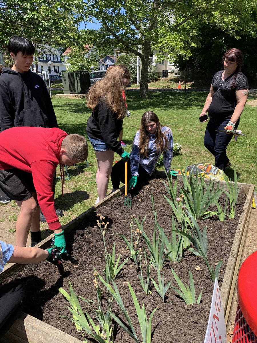 Today, 8th grade students got the opportunity to beautify the front of KCS with the assistance of the Keyport Garden Club! We appreciated the flower donations, as well as their time & expertise! @KeyportCentral @KeyportSchools @KSD_Curriculum