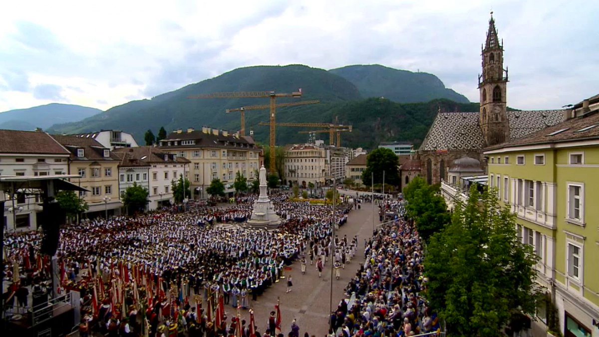 friseuringo's tweet photo. South Tyrol. 4,000 musicians played Sepp Thaler's march "Mein Heimatland" https://t.co/1kxbFhtEDc
#WindBands #Music https://t.co/LbQu9y9jsv