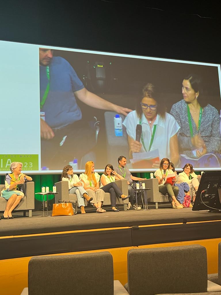 SENPE_'s tweet photo. Emotiva despedida de @MLBORDEJE y María José Sendrós en la Asamblea #SENPE2023 🥹 https://t.co/ErN9daRqKX