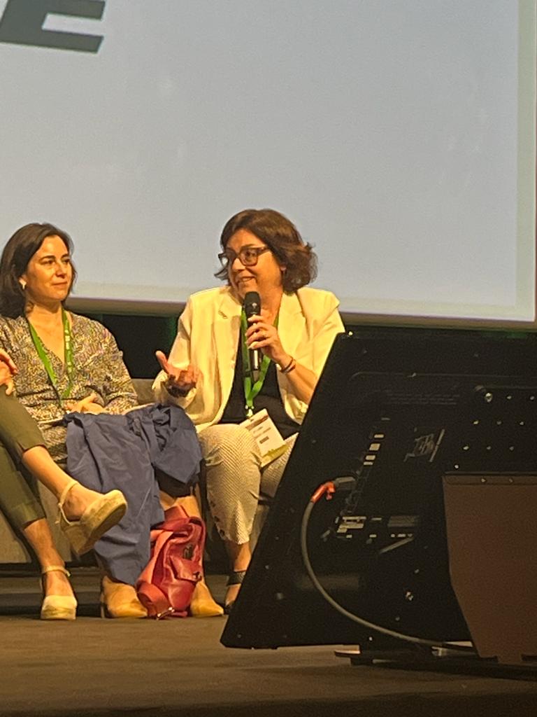 SENPE_'s tweet photo. Emotiva despedida de @MLBORDEJE y María José Sendrós en la Asamblea #SENPE2023 🥹 https://t.co/ErN9daRqKX