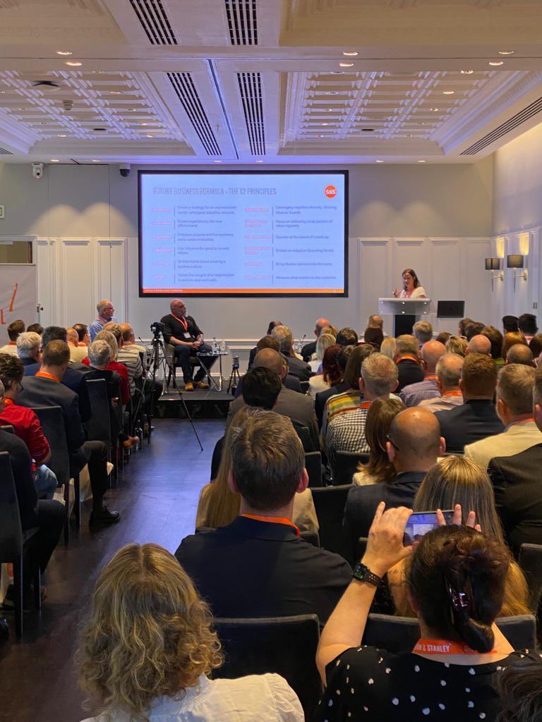 SullyandStan's tweet image. Full house at #FutureBusinessFormula 👏🏻🍊
#OrganisationDesign #OperatingModel #AdaptiveOperatingModel #HighPerformingTeams #SportsTeam #BusinessSuccess