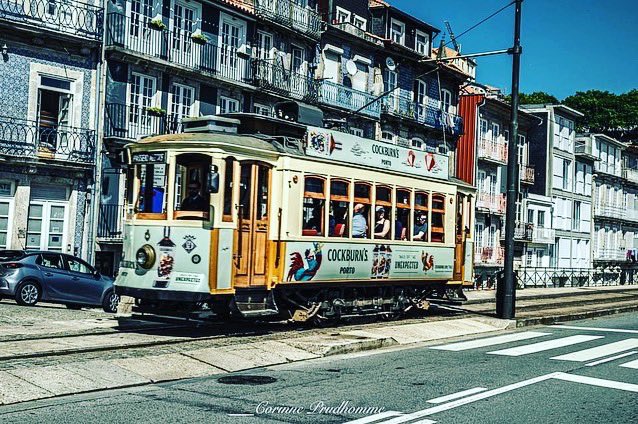 #tramway historique… moyen de transport traditionnel… pour un petit #voyagedansletemps 3 lignes sont encore en service… #porto #portugal 🇵🇹🇵🇹🇵🇹