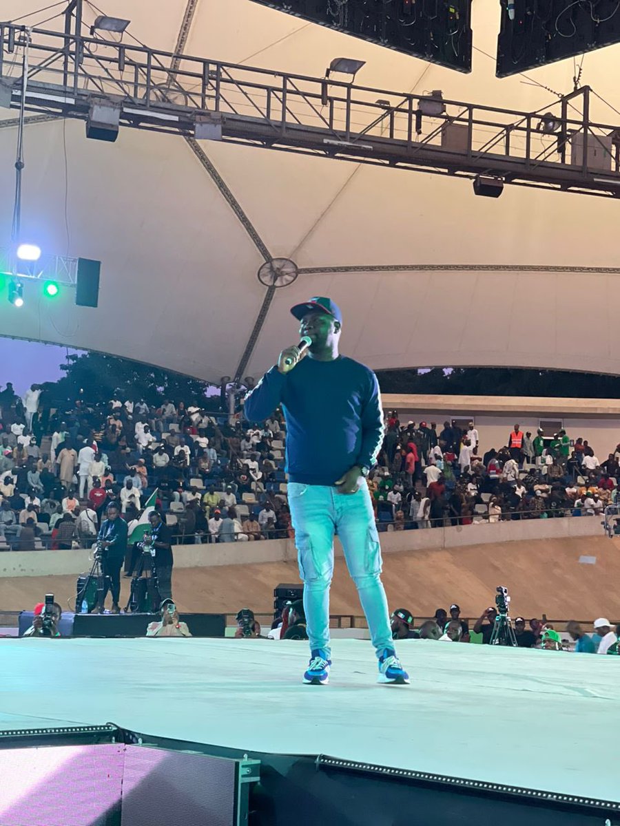 The energetic Seyi Law @seyilaw1 is on stage cooking his normal dishes.

#RenewedHope 
#RenewedHopeConcert 
#RoadTovilla