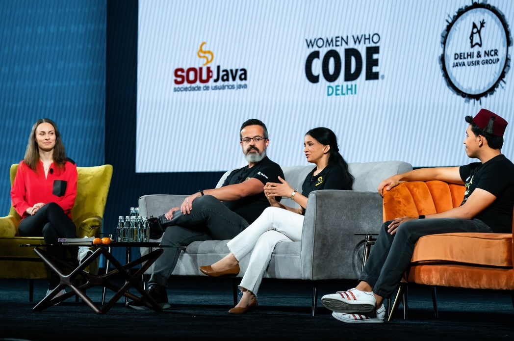 eMalaGupta's tweet image. Happy Birthday, Java! #28YearsOfJava
Photos clicked at @JavaOne 2022 - with @zeichick, @TheDonRaab, on stage for the community keynote (thanks to @jimgris for the photo).