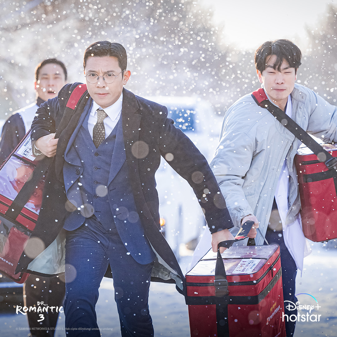 DisneyPlusID's tweet photo. Insiden di pangkalan militer menambah ketegangan di RS Doldam!

Hanya di #DisneyPlusHotstarID, streaming serial #DrRomantic3ID season 3 sekarang.

#HanSeokkyu #AhnHyoseop #LeeSungkyoung #KimMinjae #SoJuyeon #낭만닥터김사부3 #DrRomantic3 https://t.co/HhCFMv8Mof