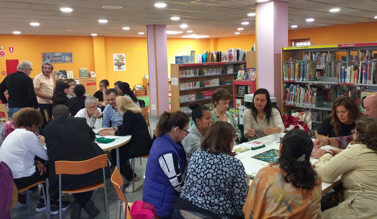 CNLMaresme's tweet photo. Alumnes de l'OC Calella d @CNLMaresme  i participants del Voluntariat per la llengua han jugat aquest matí a #Scrabble en català a la Biblioteca Can Salvador de Calella.

Dia Internacional del Joc 📌28 de maig.

Activitat organitzada amb @OmniumAltMar, dins la campanya #TotJoc https://t.co/VLIU2TDsQY
