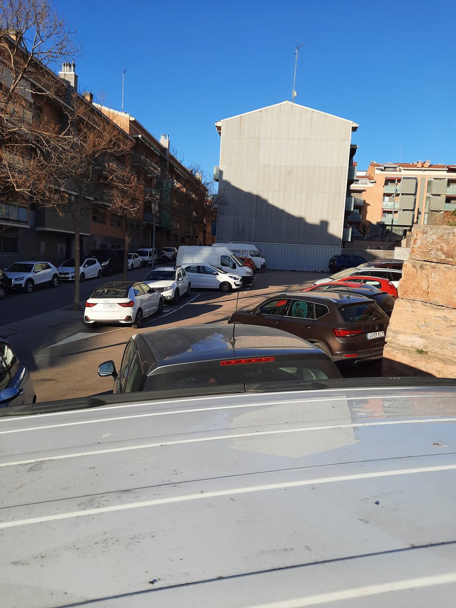 mobilitatrubi's tweet photo. Espais i solars catalogats com a equipaments o zones verdes (#Escardivol, CremallerasRubi, #RubiForma, #CanFatjo)
Però utilitzats com a 🅿️ 🚘🚘🚘🚘 gratis...
#Rubicity
#ElCotxeeselRei
#EspaiPublic https://t.co/jAVHAPOFwx