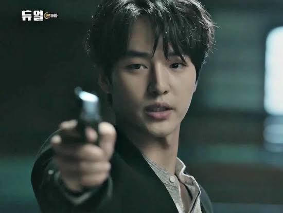 #YoonShiYoon ' u ilk defa izliyorum ama buradaki tipi Duel'deki #YangSeJong 'u anımsattı öyle değilse bile benim için öyle jsskdkdkdk