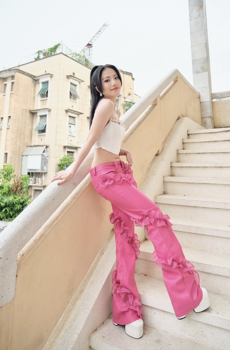 pklinhofficial's tweet photo. áo trắng quần hồng, hông bị ai dí 🥰 

👗 Stylist: Hensi Le
✨Styling Assistant: PH Siêu
💄Makeup: Phạm Thảo (Doris Phạm)
✨Assistant Makeup: Tuấn Kiệt
👩‍🦳 Hair: Hà TRí
📸 Photo: Hoàng Vũ

#PhungKhanhLinh #CITOPIA #HangDiaThoiDai #TimesRecords https://t.co/hsrUSQDfpN