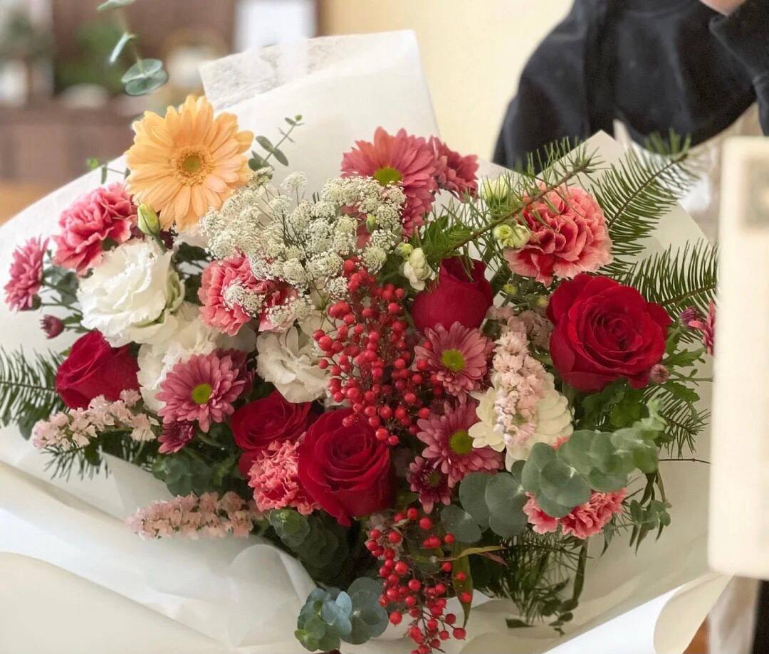 igbagara's tweet photo. My friends give me flowers, flowers are like friends, they bring colors to my world https://t.co/JpSNB3p3DT