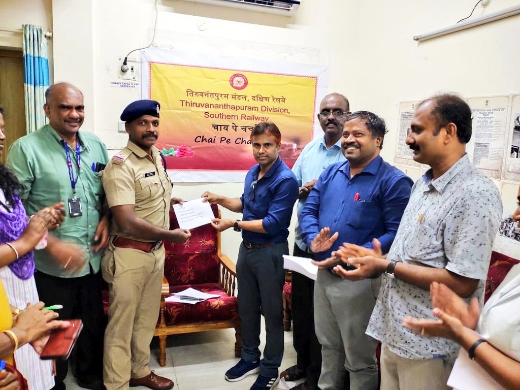 drm_tvc's tweet photo. Chai Pe Charcha 2.0. Rajbhasha vibhag organised the second hindi #improptu talk session for railway staff 'चाय पे चर्चा' at #Kottayam railway station today(25.05.23). 15 participated in the session chaired by Dr Mujebu Rahman ACMS/ KTYM. 3 speakers awarded. @RajbhashaVibhag https://t.co/Nw2Ui4gODa