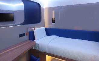 فندق يوتيل YOTEL #مطار_اسطنبول 
٤٥١ غرفه 
لديهم حجز بالساعات تبدأ من ٤ ساعات فأكثر بكلف ٧٠ - ١٢٠ € حسب شدة الإزدحام و أيام الخميس/الجمعه/الأحد الحجز متوفر في القاطعين الجوي والأرضي و الجوي أقل ازدحاما,مفيد لمسافري الترانزيت للاستراحة و تجاوز الإنتظار
goo.gl/maps/mqQ4g7HMT…