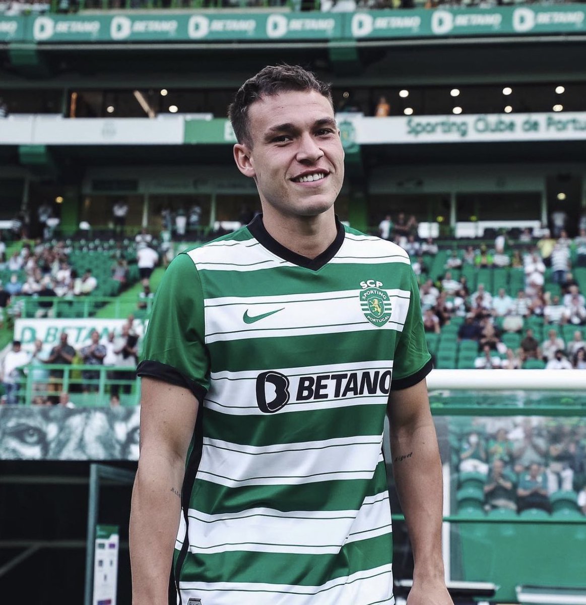 FabrizioRomano's tweet photo. Manuel Ugarte situation 🚨🟢🇺🇾

◉ Paris Saint-Germain have sent first bid to Sporting but different payment terms than €60m release clause. Not done yet.

◉ Chelsea are absolutely into the race — Ugarte is one of the names for new #6, list includes Caicedo.

◉ Mendes, on it. https://t.co/We0A0c1ulV