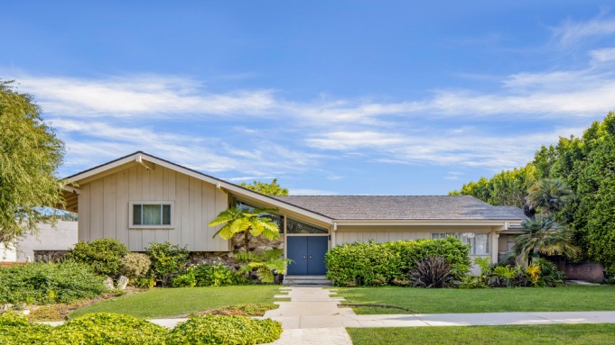 The ‘Brady Bunch’ House Was Just Restored to Its Original Technicolor Glory. It Can Be Yours for $5.5 Million. robbreport.com/shelter/celebr…