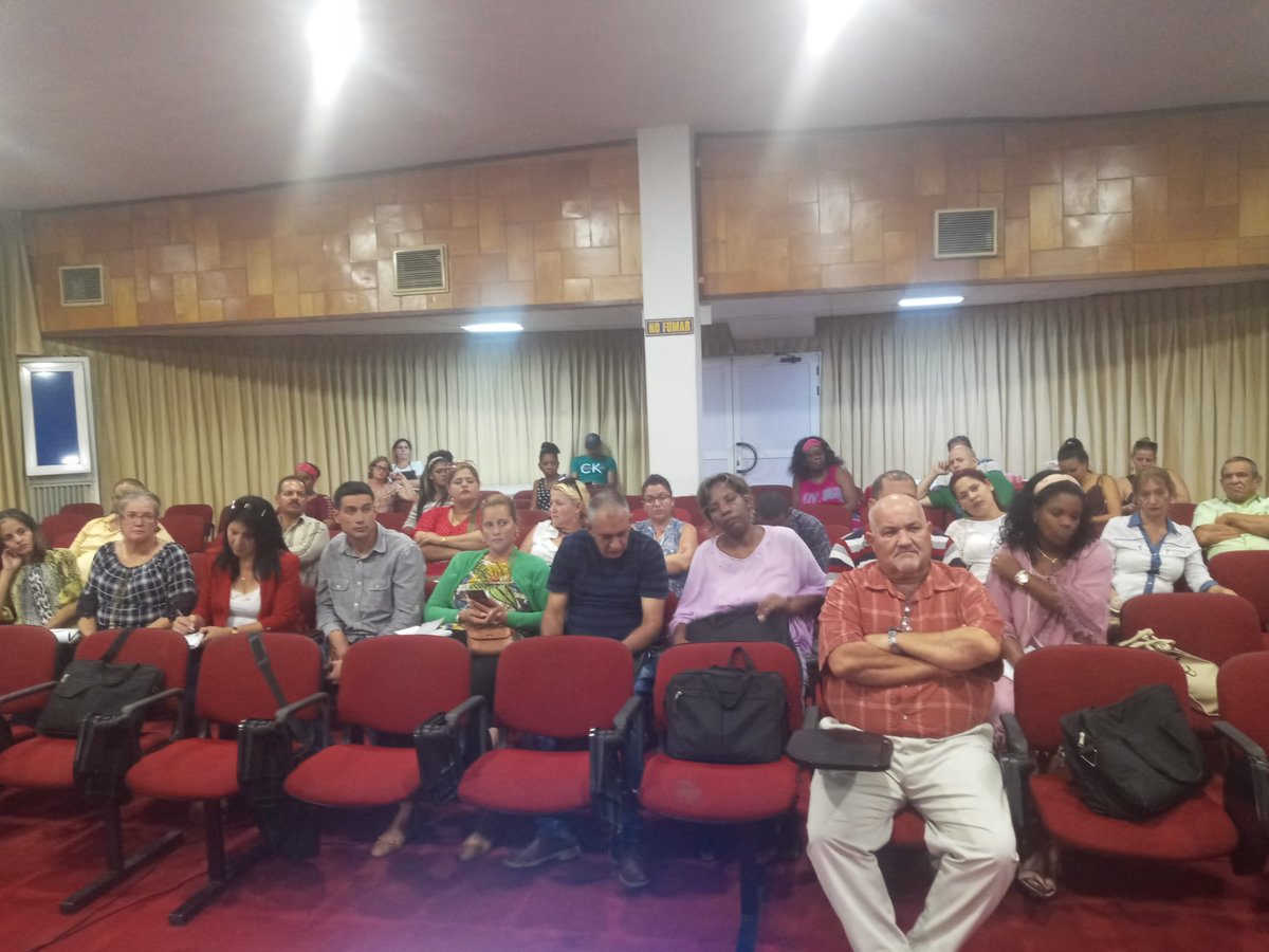 LABIOFAM2's tweet photo. Los directores de @LABIOFAM2 comparten con los cuadros en formación y primeros secretarios del @PartidoPCC de las provincias. #VamosPorMás https://t.co/KTL1fABqaz