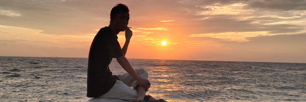 Apa bedanya kau dengan senja? Hanya menyajikan keindahan Semata! Tapi waktu tak begitu lama.