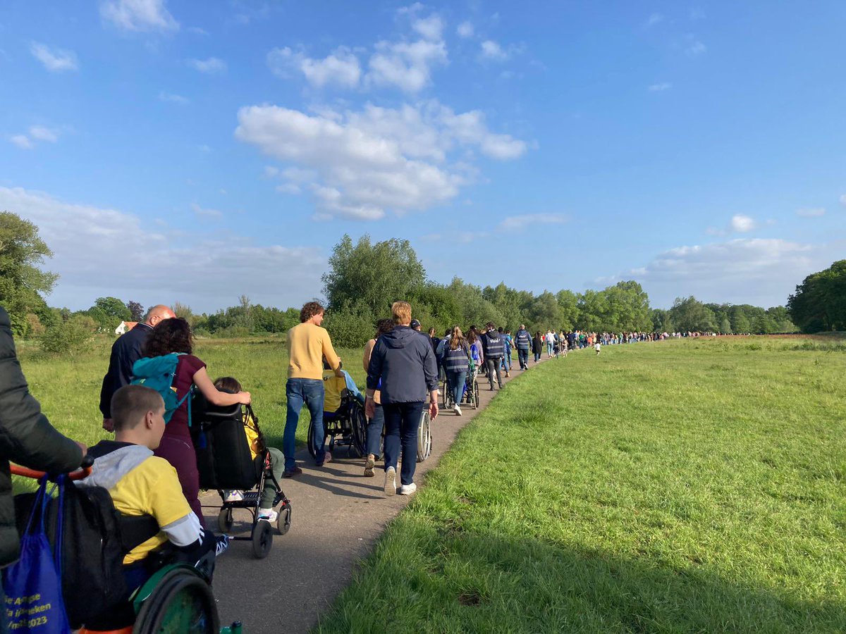 Leerlingen uit de Wielewaaiers bij <a href="/KonVisio/">Koninklijke Visio</a> onderwijs Breda lopen samen met ouders, klassenleiding en bewoners van de Blauwe Kamer mee met de avondvierdaagse in Breda #watkanwel #meedoenmogelijkmaken