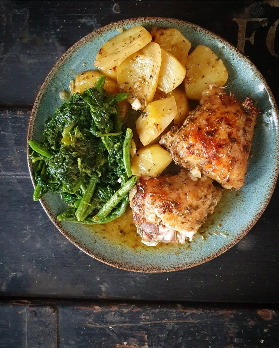 FoodIFancy's tweet image. Greek inspired chicken. Couldn't resit eating a bit before taking the pic.