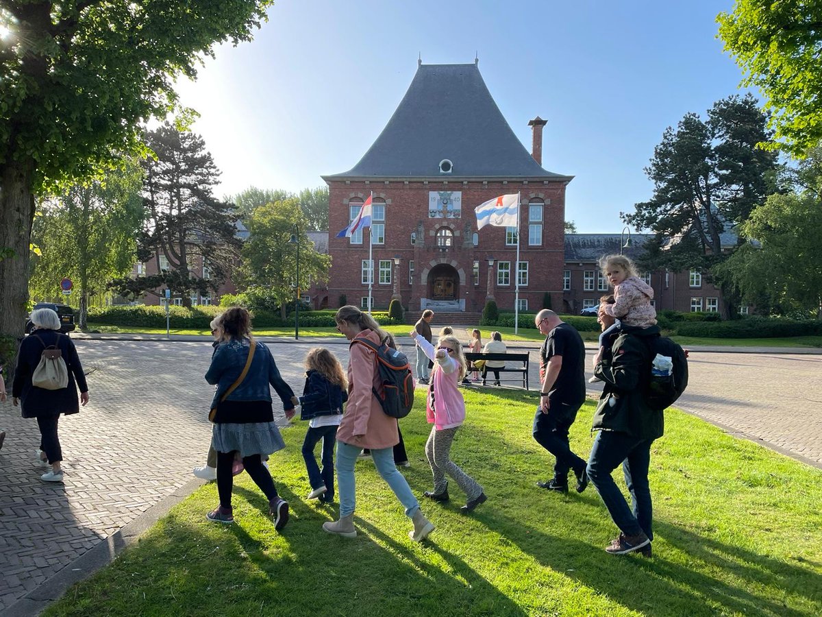 Gemeente_LV's tweet photo. Dit jaar liepen vele wandelaars de Avondwandel4daagse (@aw4dlv) door Leidschendam en een stukje Voorburg. 👟 Vanavond veel blije gezichtjes, medailles, muziek en gezelligheid bij het inhalen van de (jonge) lopers. Veel dank aan alle organisatoren en vrijwilligers! https://t.co/NIL0oXJ2rN
