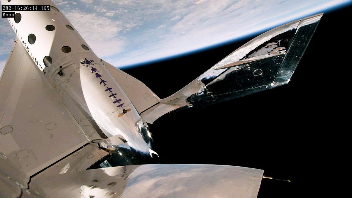 Gizmodo's tweet photo. Virgin Galactic Reaches 'Space' for the First Time in 2 Years https://t.co/SJTfq2Nco7 https://t.co/TPv2NC0FSh