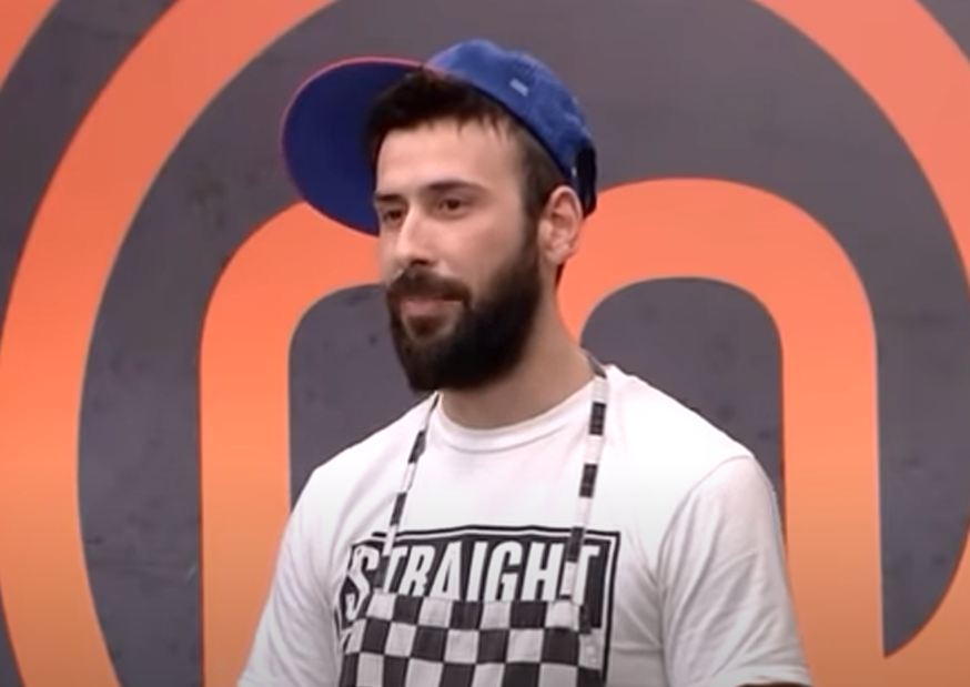 PANOSAL2's tweet photo. Πως μπορούμε να ξεχάσουμε το κράξιμο του Ιωαννίδη όταν εμφανίστηκε έτσι μπροστά του ο Πορφύρης; #MasterChefGR https://t.co/XtWxXsKoi4