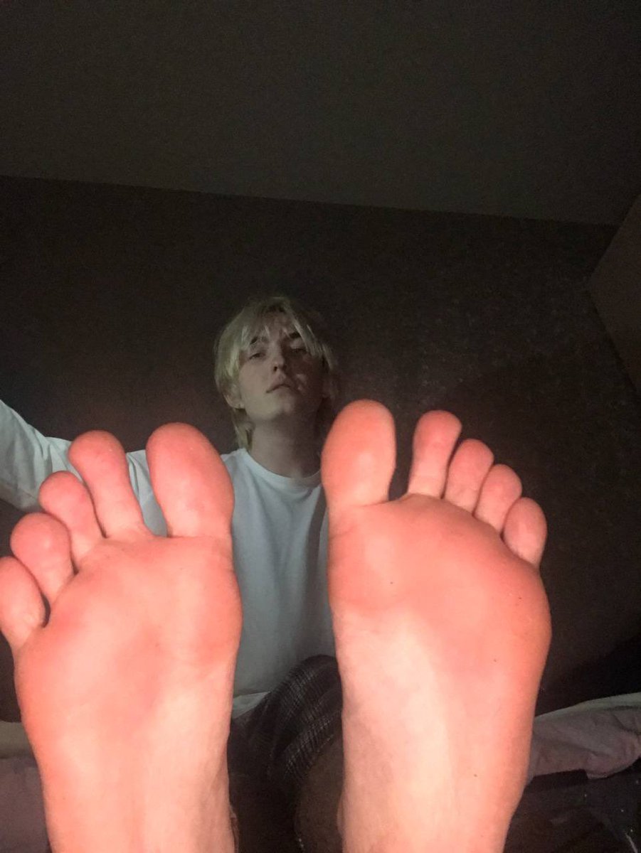 TeenmasterKir's tweet photo. 1 rt = 1 👅 

one message to my dm = you're a pathetic loser 😂🖕🏻

#cashmaster #footmaster #findom @RTfootmaster https://t.co/L0G2JAaOKx