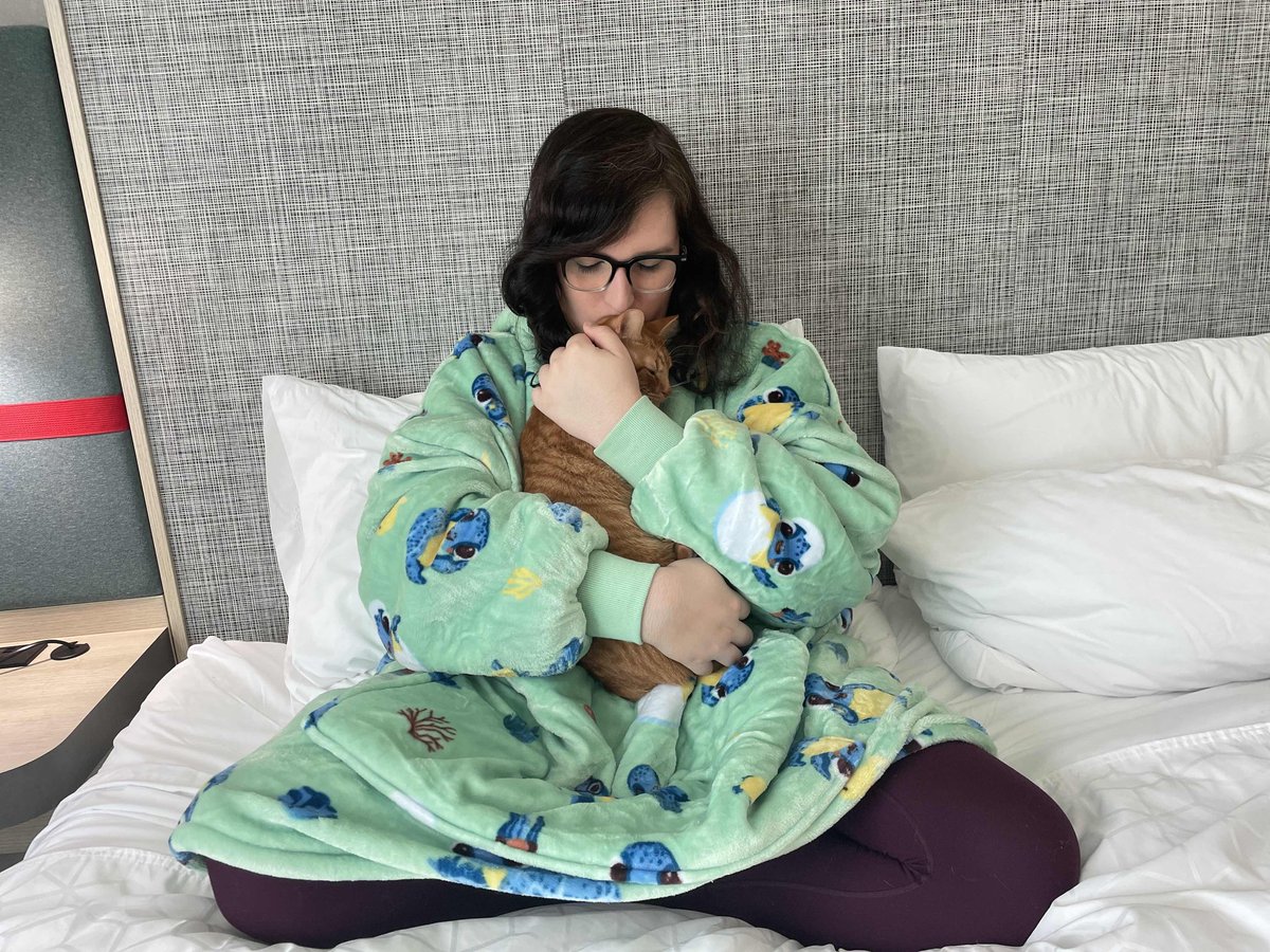 anotheralicat's tweet image. Oodie has sponsored us during our move &amp;amp; sent me a Turtle Recycled Oodie! Each one also gets a tree planted with One Tree Planted! I've been vibing in it all trip, especially in hotels!
you can use code CATGIRLNEXTDOOR to get $35 off yours!
linktr.ee/theoodietwitter
#ad #theoodie