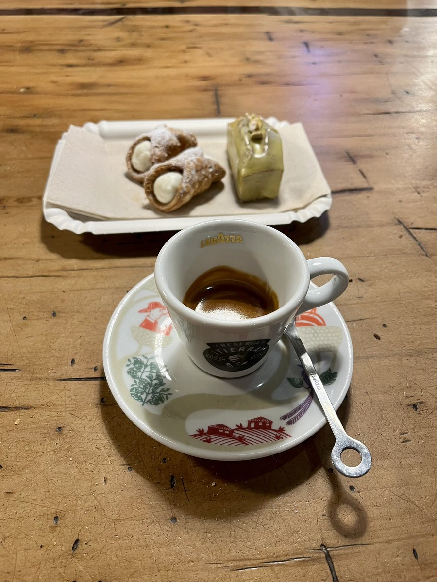 Caffè e dolcetti
#ThursdayMotivation #ThursdayThought #ThursdayTruth 
☕️🧁🧁🧁