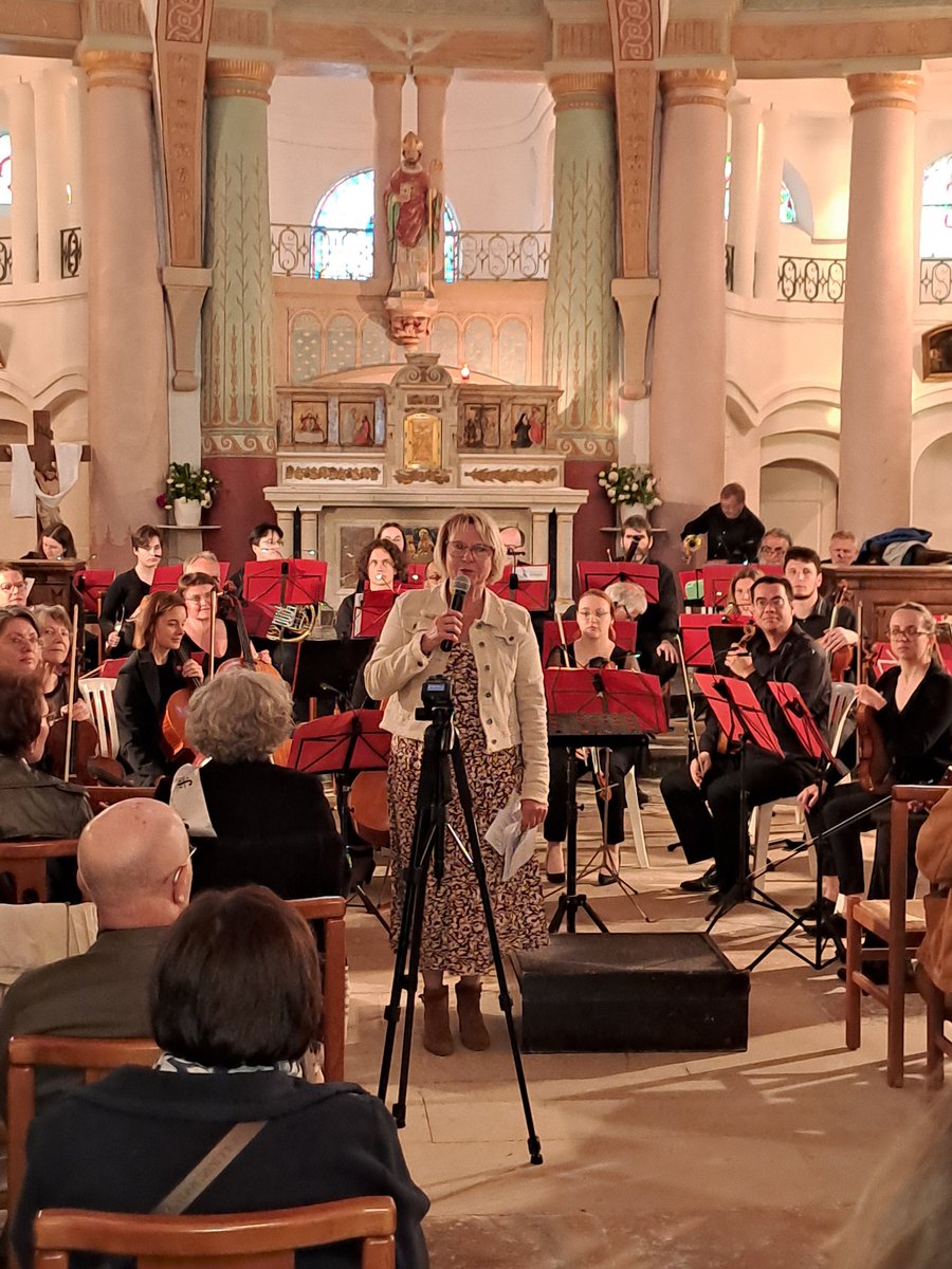 @ArmelleSchaefer, référente Fondation Groupama dans les #Ardennes, introduit le concert de musique classique organisé au profit de la @fondationsante à l'église d'Asfeld #MaladiesRares