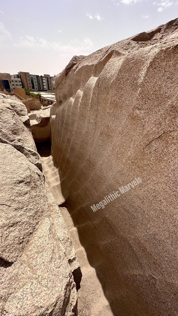 A shot from our visit to the unfinished obelisks of Aswan Quarry today. This angle shows it all - each scoop was ONE continuous motion from the top all the way down underneath the obelisk (into the rose granite, a 7 on Mohs scale)