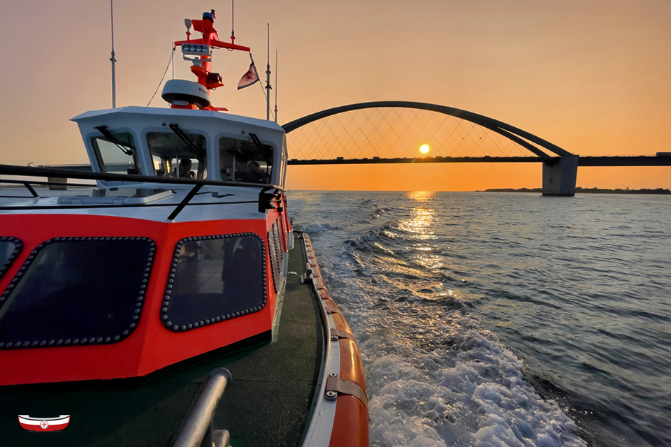 #Seenotretter-Abendgruß 🤩 aus dem #Fehmarnsund: #Seenotrettungsboot ROMY FRANK/#DGzRS-Station #Fehmarn heute Abend im #Sonnenuntergang 🌅 vor dem „#Kleiderbügel“ der #Fehmarnsundbrücke. Allen auf See 🌊 wie an Land eine ruhige Nacht! 😴 Mehr zur Station ➡️seenotretter.de/crews-statione…