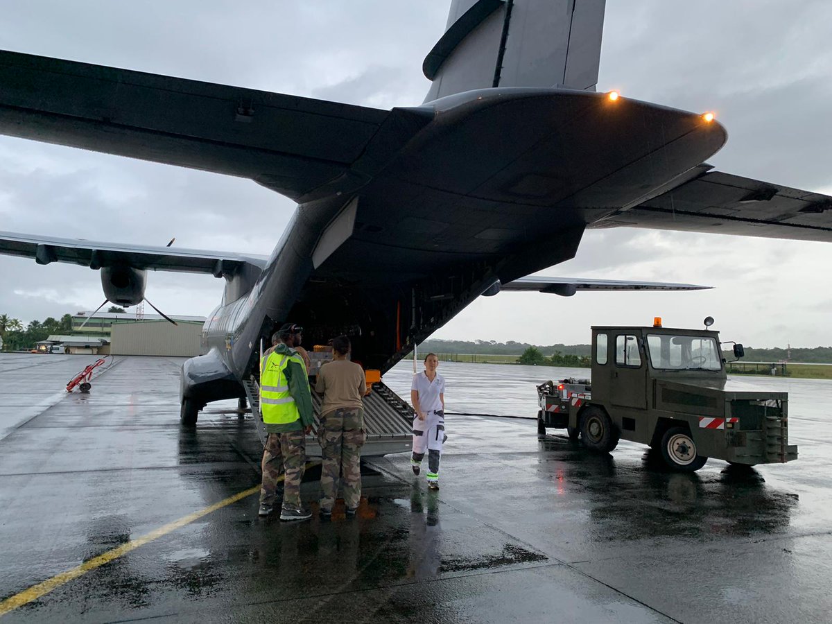 CHCayenne973's tweet image. Le week-end dernier, le Samu 973 + Samu 972 @CHUM972  + @Armees_Guyane ont travaillé ensemble pour prendre en charge une patiente du @chog973  en extrême urgence
Martinique ✈️ Cayenne ➡️ 🚁 Saint-Laurent ➡️ 🚁 Cayenne ✈️ Martinique
à lire ici⬇️
ght-guyane.fr/chc/article/22