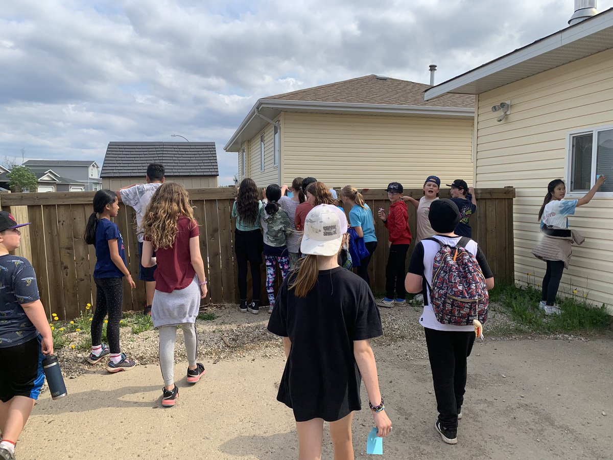 @FatherBeau run club students wrote positive notes to a staff member and ran 3km to stick it to her fence! They’re ready for the @EverActiveAB Fun Run! @APPLESchools @FMCSD #WeAreFMCSD