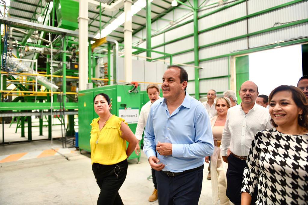 cuauhtemocb10's tweet photo. Visitamos las instalaciones de @greenback_earth, en el municipio de Cuautla, que en colaboración con @NestleMX, inaugura la primera planta en México, de reciclaje de aceite pirolítico enfocado a empaques flexibles. https://t.co/Oq3NvDS72O