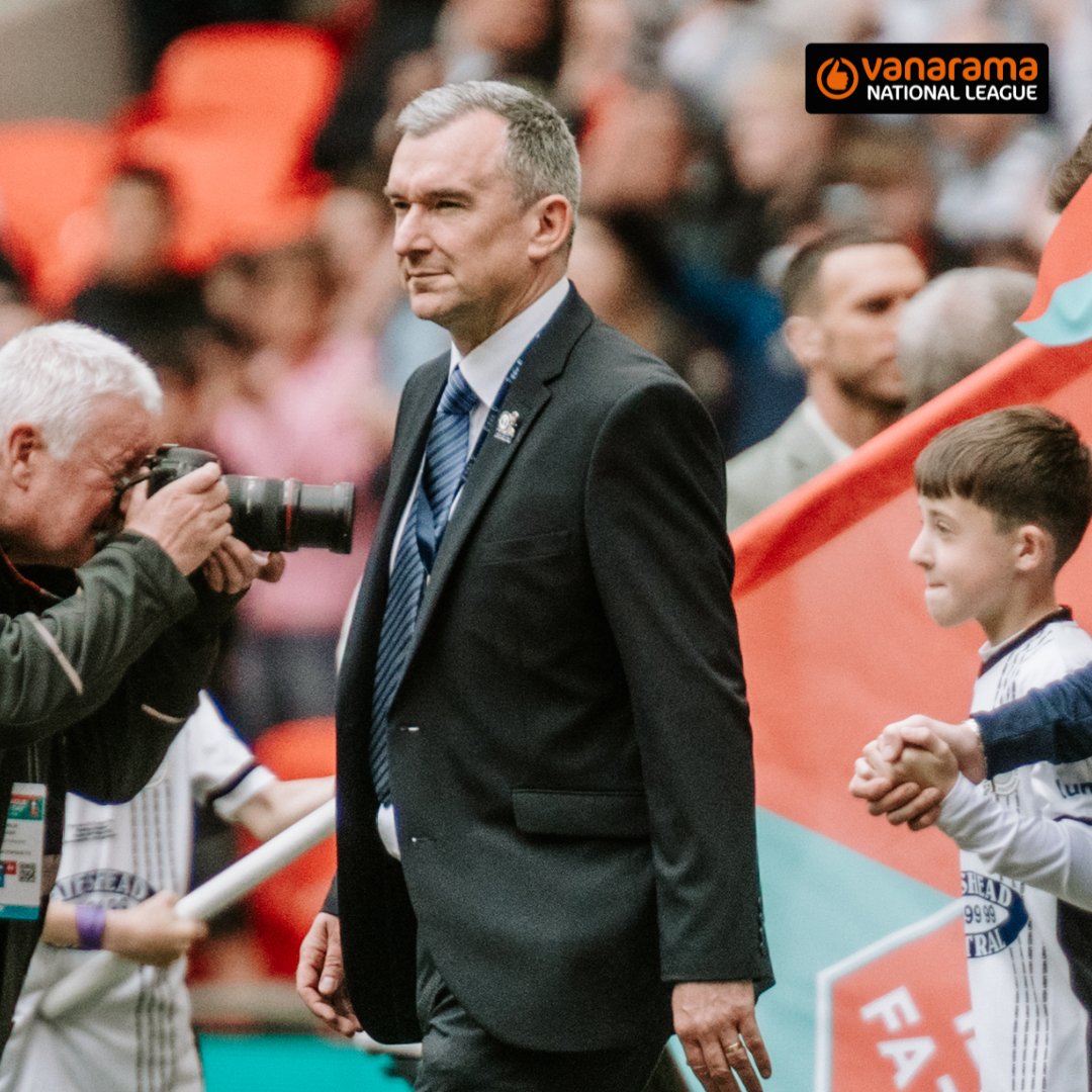 A year ago today he was appointed, a week ago he brought the FA Trophy back to the Shay!

Not a bad year in charge for Chris Millington 🏆

Rate your season out of 🔟, @FCHTOnline fans!

📸 @thomasleestacey

#TheVanarama | @Vanarama