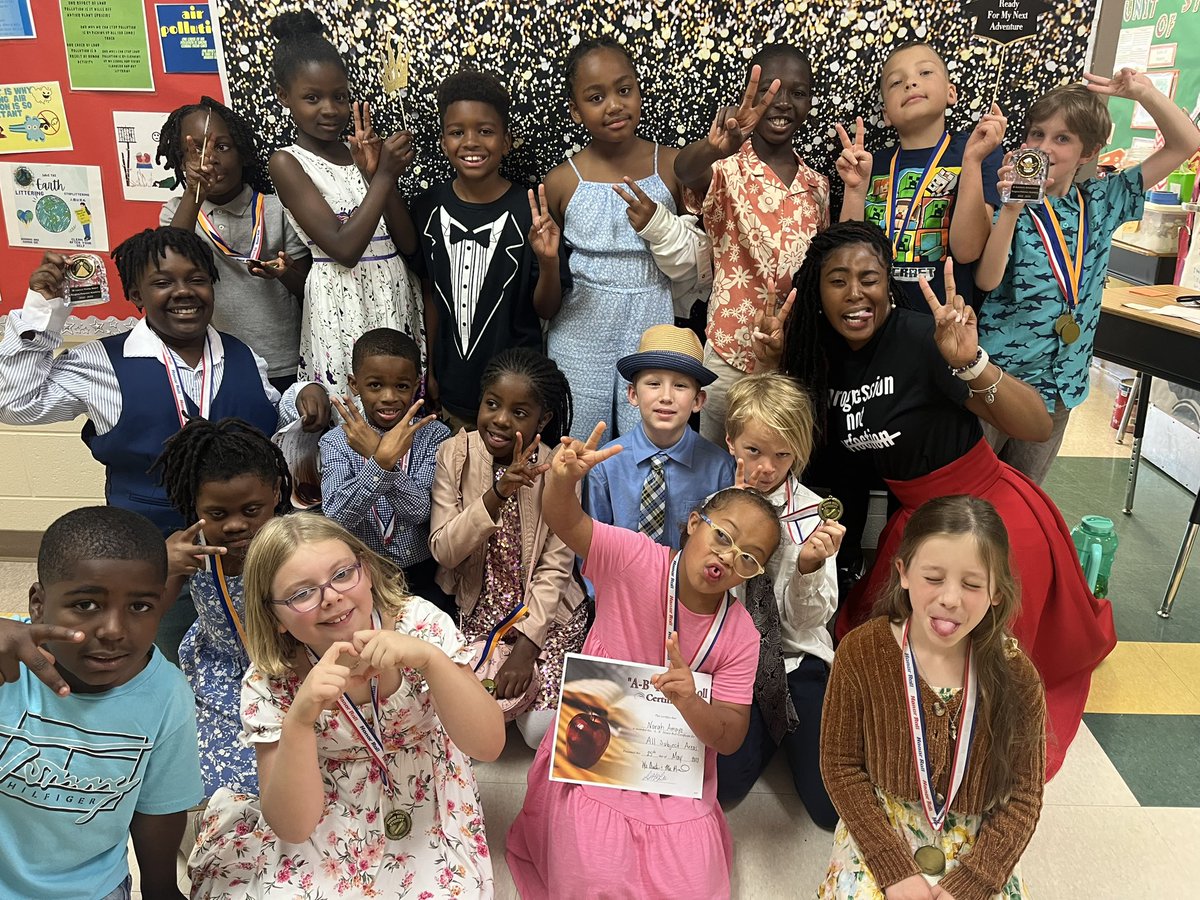 It’s almost the end of the year! This year went by so fast, but these kiddos showed so much growth over the year. Just look at us!! We look good as a unit 🤩