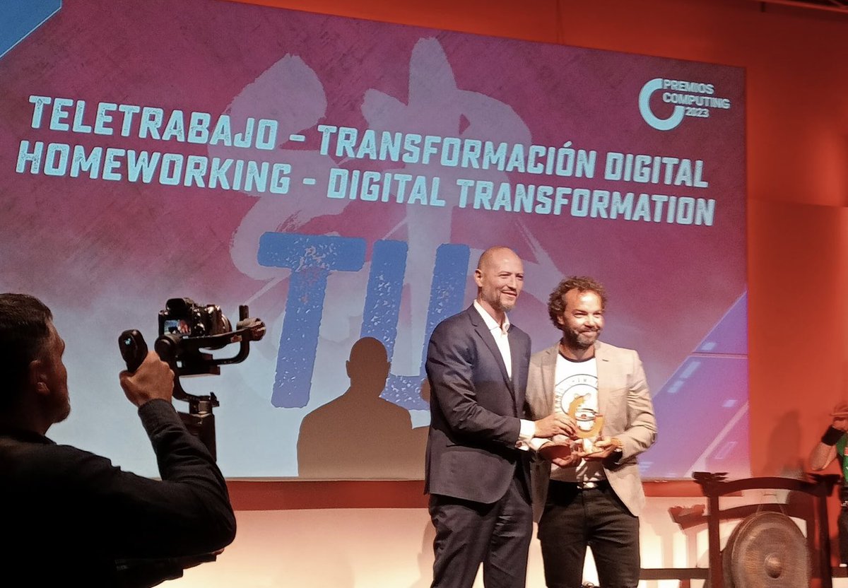 ILUNION's tweet photo. 👨‍💼🏆 Agradecidos de estar presentes en los #PremiosComputing23 de @ComputingBPS siendo los encargados de entregar el premio a la categoría ‘Teletrabajo &amp; Transformación Digital’ a #TUI de la mano de Mario Medina, Director Gerente de ILUNION IT Service. https://t.co/49jKszimJs