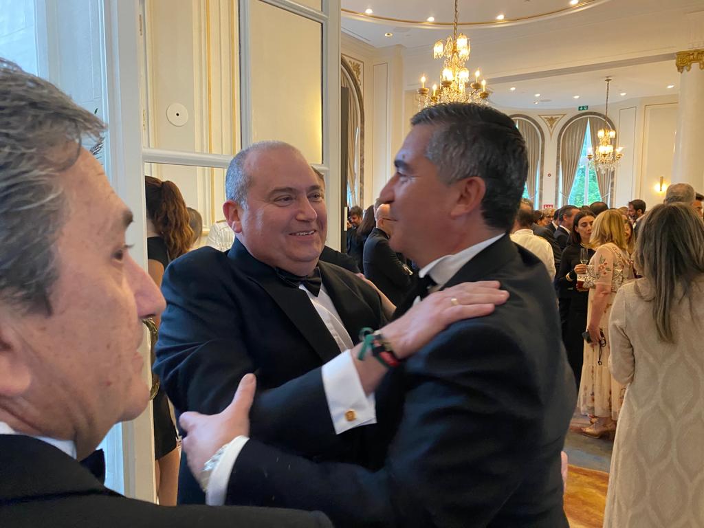 ForoRRHH's tweet photo. 📸 @frangcabello ejerce de perfecto anfitrión en el photocall de la Gala. El mejor lugar para recibir y saludar a todos los invitados.

#VIIGALARRHH https://t.co/c4udj48ygY