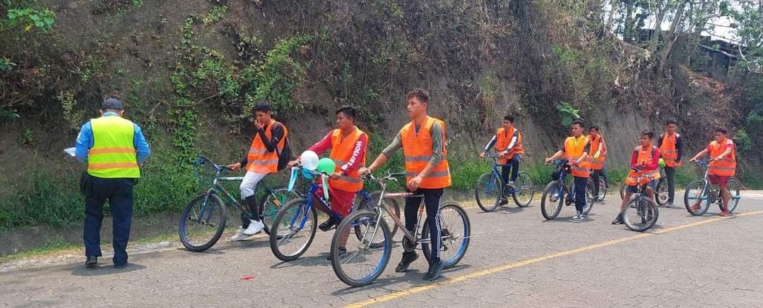 🚨🚓Estudiantes del Centro Escolar Salomón Ibarra Mayorga con el apoyo de la policía nacional participan en 
🚦🚲Rally Ciclístico con el lema: 

🚴‍♀️"Todos Seguros en la vía" 🚵‍♀️

En el marco del desarrollo del Plan Nacional de Educaciòn Vial y Prevención de Accidentes de Tránsito,
