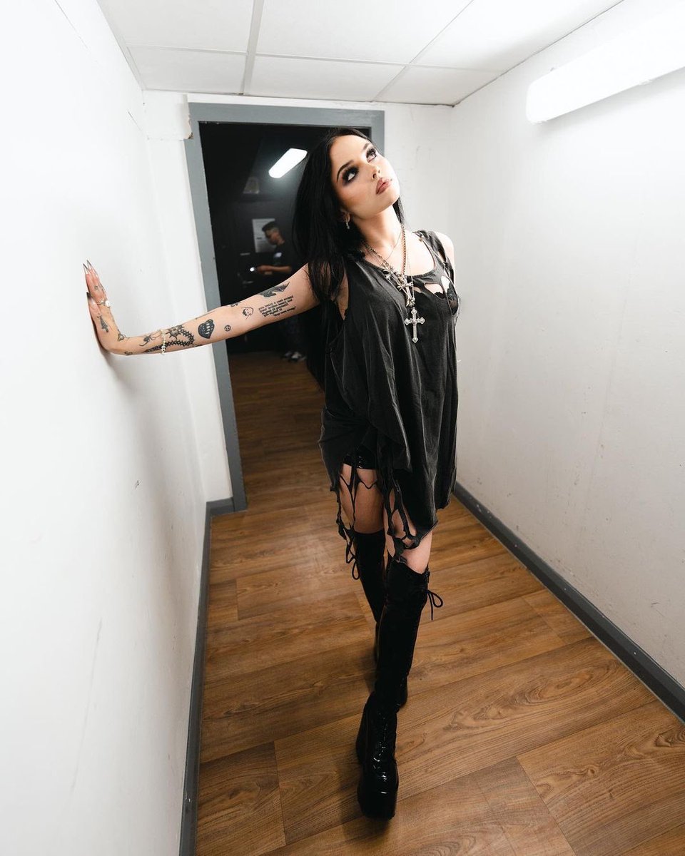 Iindenation's tweet photo. New backstage photos of Maggie Lindemann during the #SPTManchester https://t.co/Cgnswkomp2