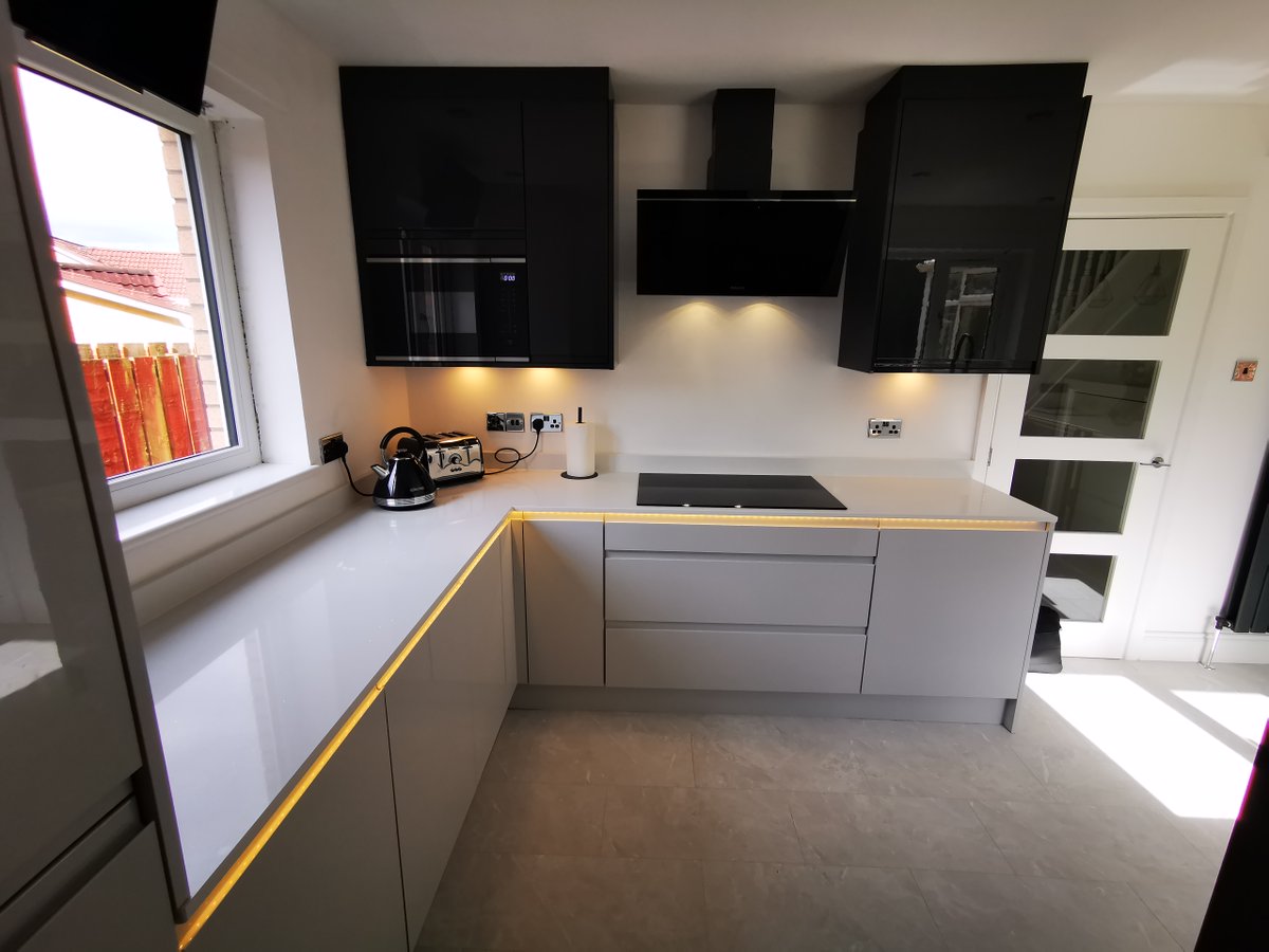 TKDBishopbriggs's tweet image. Discover the Duncan's brand new, modern kitchen ✨

Their sleek new design highlights our J-handle door in Light Grey &amp;amp; Graphite alongside White Quartz worktops. Browse more kitchen renovations online 👉 bit.ly/3LdUuWH

#ModernKitchen #GreyKitchen