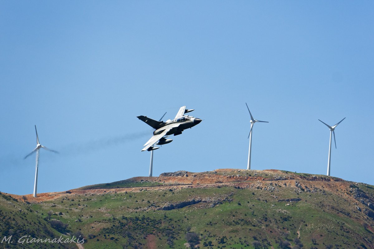 MyronGian's tweet photo. Panavia Tornado IDS of the Aeronautica Militare (Italian Air Force) carrying a Litening pod under the fuselage at wind turbine level
#ΠΑ #HAF #Iniochos #iniochos2023 #aeronauticamilitare @ItalianAirForce #tornado #panavia #tornadoids #liteningpod #targetingpod #windturbine https://t.co/mZ16uSZZk6