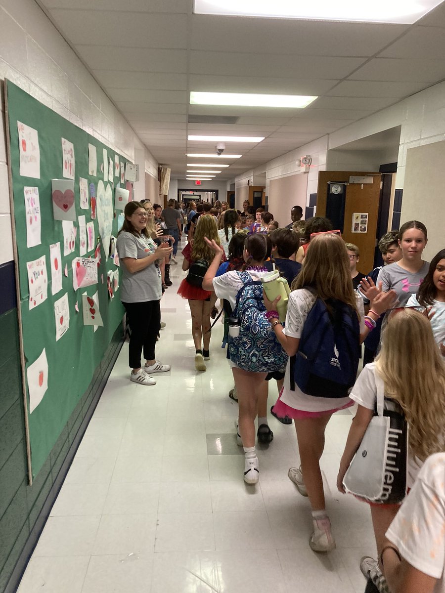 Clapping our out <a href="/BTEWolfPups/">BTE 🐾 Principal Vahle</a> 5th graders! #lastdayofschool #WeAreWentzville