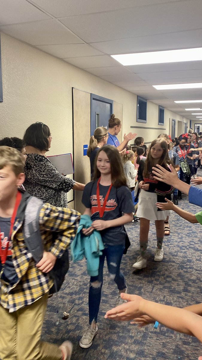 Speegleville's tweet image. One final walk through the halls for our 5th grade students!  #TeamSPE #SpeeglevilleStrong #1Midway #MidwayISD