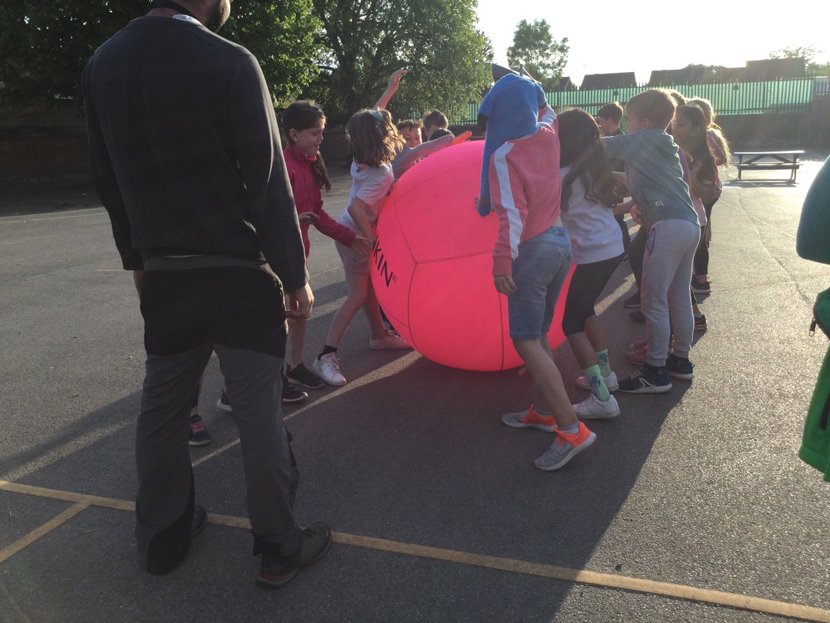 ThamesideSch's tweet photo. Kinball! #GBFtps #GSStps #Year4Camp @OutdoorsPeople #resilience https://t.co/jrB9Ip4QMw